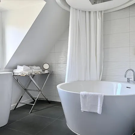 Hotel New République 4*